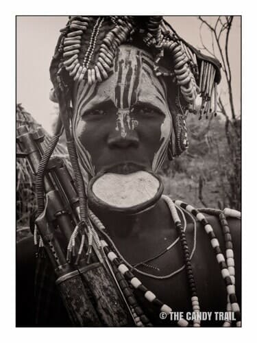 lip-plate-gun-woman-mursi-tribe-ethiopia