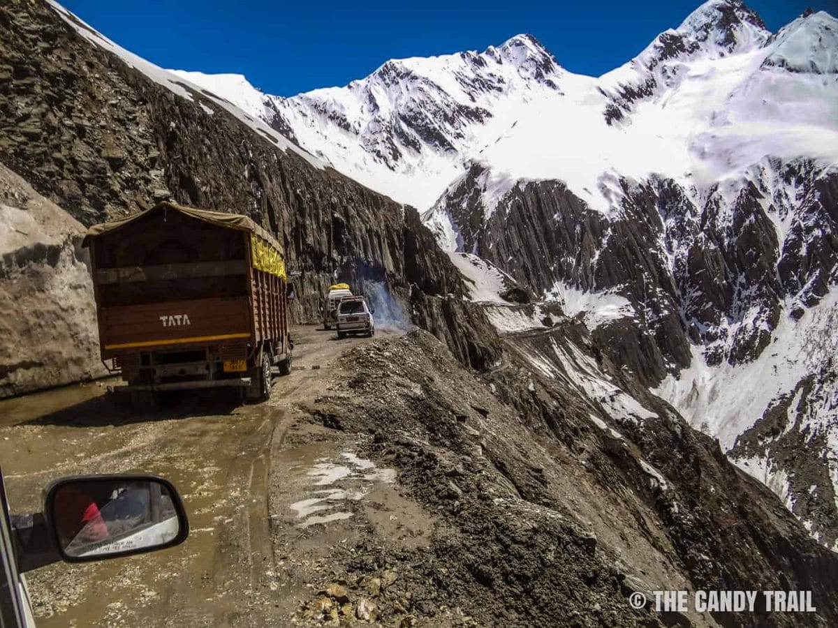 srinagar to leh highway trucks-on-mountain-road