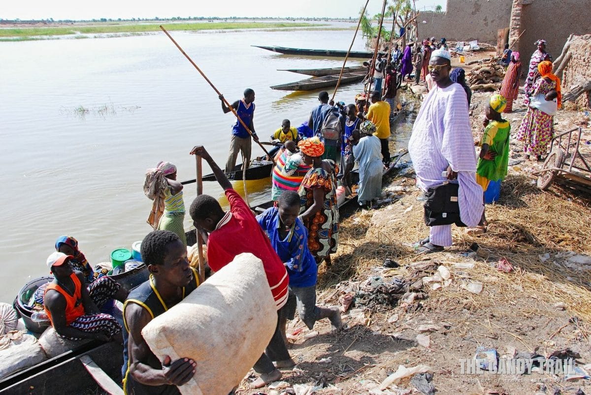 canoes disembarking cargo djenne mali